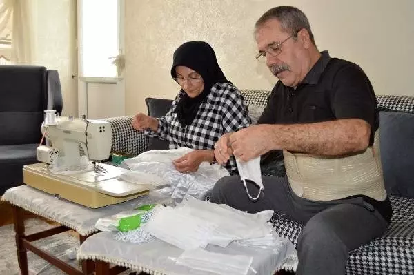 Elazığlı çift, evlerinde maske dikiyor Elazığlı çift, evlerinde maske dikiyor
