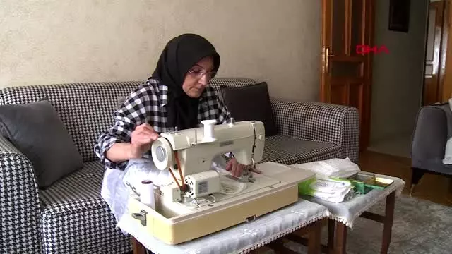 Elazığlı çift, evlerinde maske dikiyor Elazığlı çift, evlerinde maske dikiyor