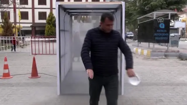 Elmalı'da sokağa çıkanlar için 'dezenfektan tüneli' oluşturuldu Elmalı'da sokağa çıkanlar için 'dezenfektan tüneli' oluşturuldu