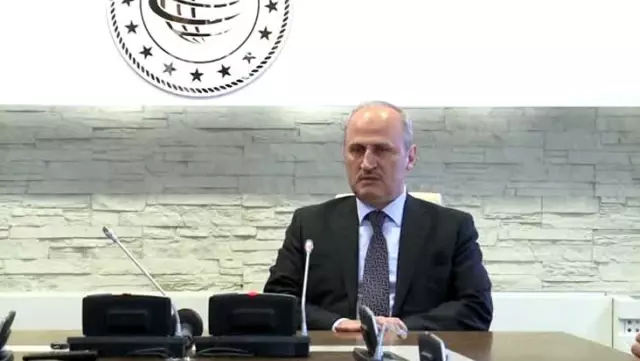 Gece yarısı görevden alınan Ulaştırma ve Altyapı eski Bakanı Turhan, görevi Karaismailoğlu'na devretti Gece yarısı görevden alınan Ulaştırma ve Altyapı eski Bakanı Turhan, görevi Karaismailoğlu'na devretti