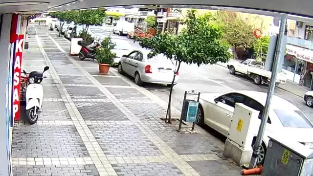 Hareket halindeki otomobil alev alev yandı Hareket halindeki otomobil alev alev yandı