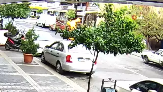 Hareket halindeki otomobil alev alev yandı Hareket halindeki otomobil alev alev yandı
