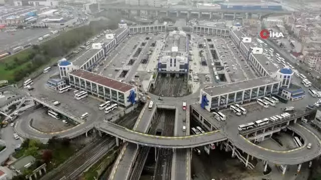 İstanbul'da korona virüs önlemleri kapsamında alınan karar gereği şehirler arası otobüs seferleri... İstanbul'da korona virüs önlemleri kapsamında alınan karar gereği şehirler arası otobüs seferleri...
