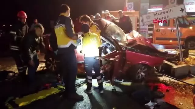 Kamyonetle çarpışan otomobil demir yığını haline dönüştü 3 yaralı Kamyonetle çarpışan otomobil demir yığını haline dönüştü 3 yaralı