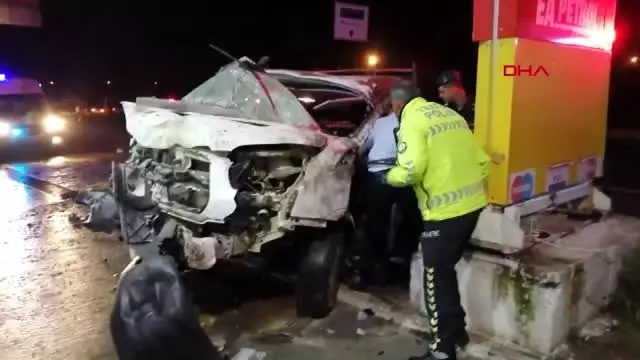 Kamyonetle çarpışan otomobil demir yığını haline dönüştü 3 yaralı Kamyonetle çarpışan otomobil demir yığını haline dönüştü 3 yaralı