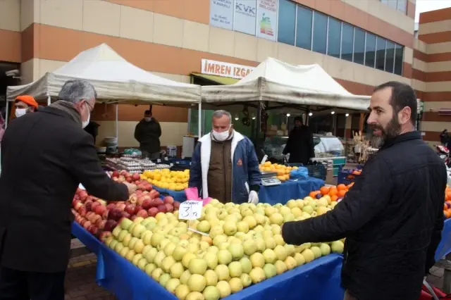 Keşan'da vatandaşlara steril mendil dağıtıldı
