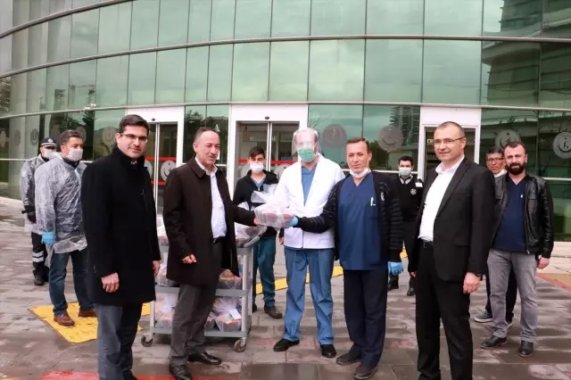 Kırıkkale Belediye Başkanı Saygılı'dan sağlık çalışanlarına meyve ikramı