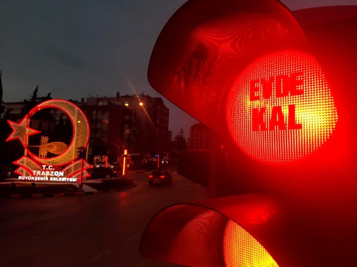Kırmızıda 'Evde kal', yeşilde 'Hayde eve'