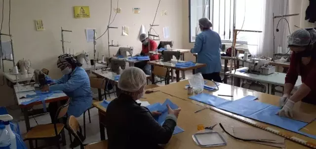 Kız Meslek Lisesi personelinden cerrahi maske üretimi