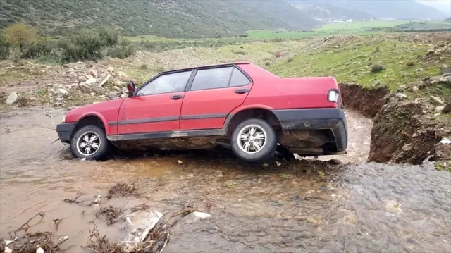 Kontrolden çıkan otomobil menfeze devrildi