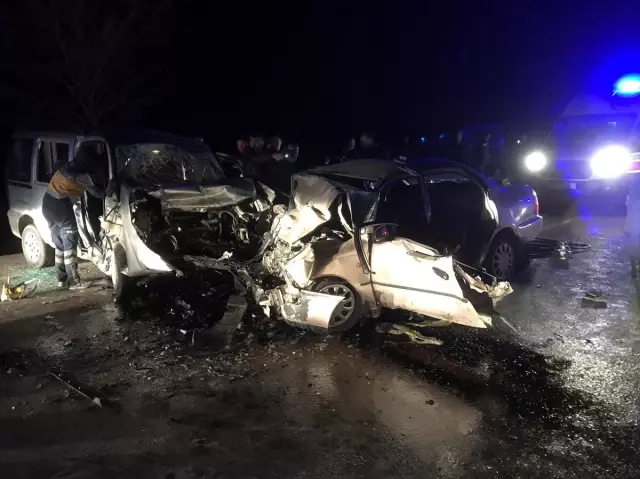 Konya'da otomobil ile hafif ticari araç çarpıştı: 4 ölü, 4 yaralı Konya'da otomobil ile hafif ticari araç çarpıştı: 4 ölü, 4 yaralı