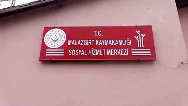 Malazgirt’te ’Vefa Sosyal Destek Grubu’ yaşlı ve hastaların yardımına koşuyor