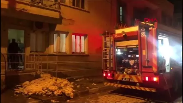 MANİSA Bacadan düşen kıvılcım yatağı tutuşturdu MANİSA Bacadan düşen kıvılcım yatağı tutuşturdu