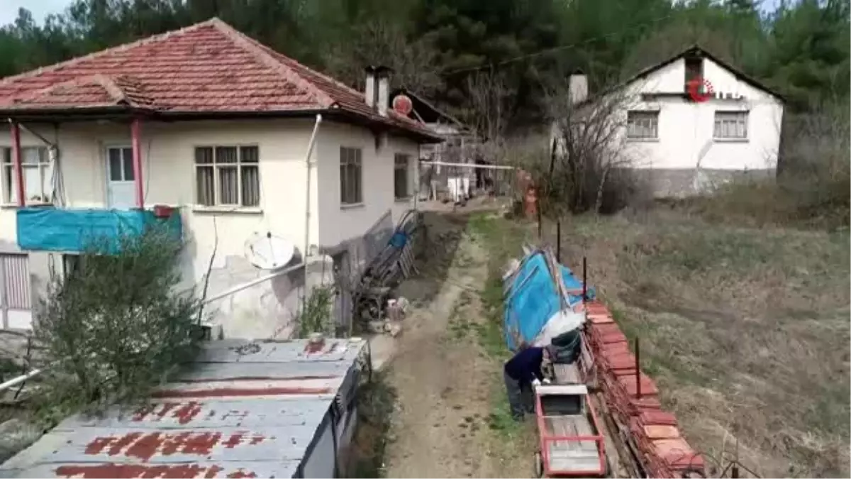 'Misafir gelmesin bana' dedi, evinin önüne 'Korona virüs var girmek yasaktır' yazdı