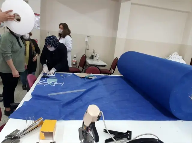 Ordu ve Giresun'daki bazı okullarda 'yüz koruyucu siperlik' ve 'maske' üretiliyor Ordu ve Giresun'daki bazı okullarda 'yüz koruyucu siperlik' ve 'maske' üretiliyor