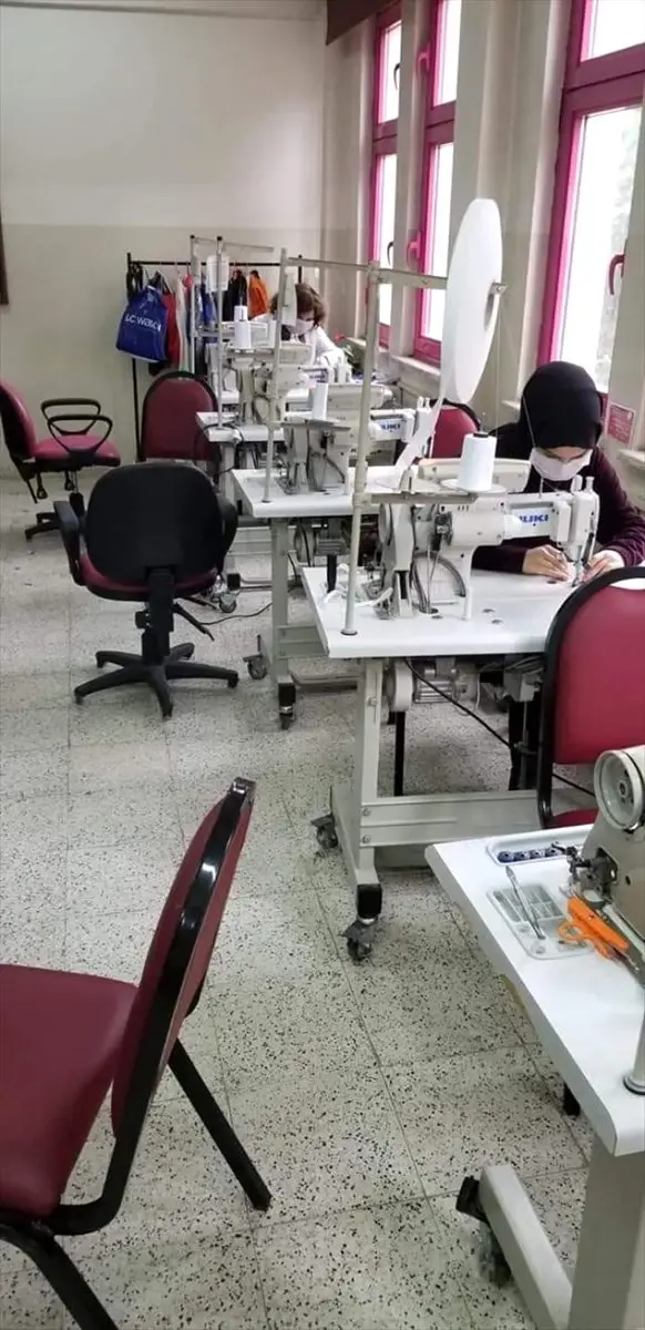 Ordu ve Giresun'daki bazı okullarda 'yüz koruyucu siperlik' ve 'maske' üretiliyor Ordu ve Giresun'daki bazı okullarda 'yüz koruyucu siperlik' ve 'maske' üretiliyor