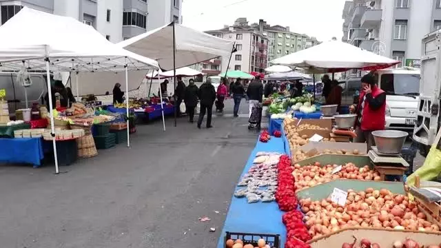 Pazarlarda sadece gıda ve temizlik ürünlerinin satışı yapılıyor