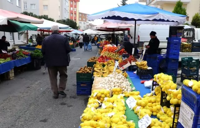 Pazarlarda sadece gıda ve temizlik ürünlerinin satışı yapılıyor