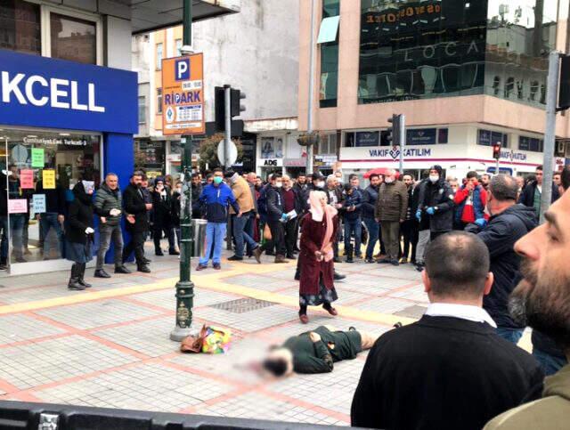 Rize'de eski eşi tarafından sokak ortasında vurulan kadının annesinin feryadı yürek dağladı Rize'de eski eşi tarafından sokak ortasında vurulan kadının annesinin feryadı yürek dağladı