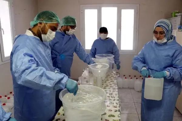 Sağlıkçıların el dezenfektanı hastane eczanesinde üretiliyor Sağlıkçıların el dezenfektanı hastane eczanesinde üretiliyor