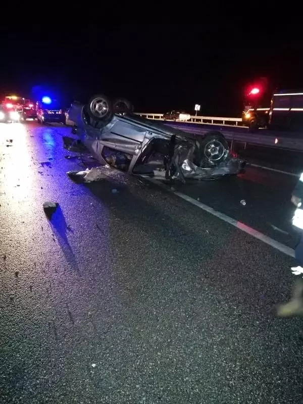 Salihli'de otomobil bariyere çarpıp takla attı: 1 ölü, 3 yaralı