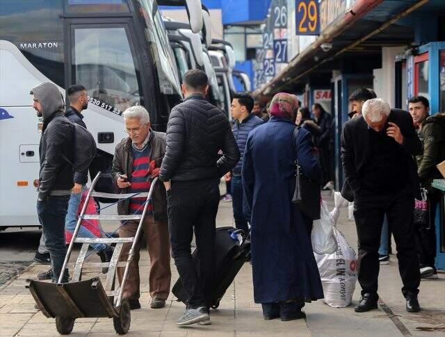 Son seferlerle memleketine dönmek isteyenler, bilet fiyatlarını görünce neye uğradığını şaşırdı Son seferlerle memleketine dönmek isteyenler, bilet fiyatlarını görünce neye uğradığını şaşırdı