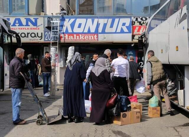Son seferlerle memleketine dönmek isteyenler, bilet fiyatlarını görünce neye uğradığını şaşırdı Son seferlerle memleketine dönmek isteyenler, bilet fiyatlarını görünce neye uğradığını şaşırdı