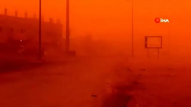 - Suudi Arabistan’da toz fırtınası gökyüzünün rengi turuncuya çevirdi