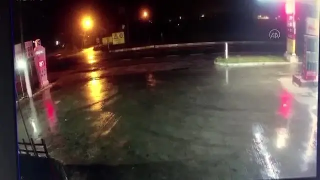 Trafik kazası güvenlik kamerasınca kaydedildi Trafik kazası güvenlik kamerasınca kaydedildi