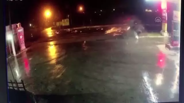 Trafik kazası güvenlik kamerasınca kaydedildi Trafik kazası güvenlik kamerasınca kaydedildi