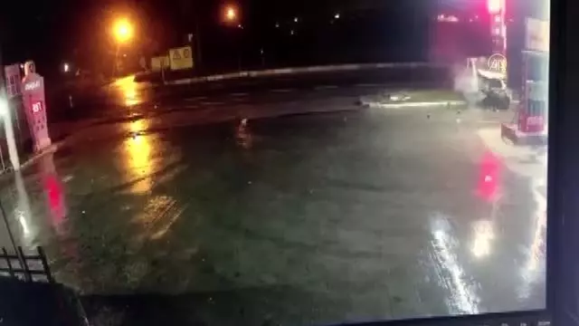 Trafik kazası güvenlik kamerasınca kaydedildi Trafik kazası güvenlik kamerasınca kaydedildi