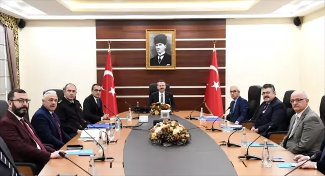 Valiliklerde Kovid-19 tedbirleri toplantısı yapıldı Valiliklerde Kovid-19 tedbirleri toplantısı yapıldı