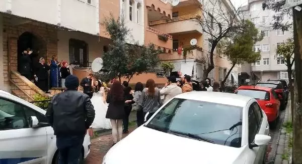 Avcılar'da yeni evli çift, salgın uyarılarını dinlemedi yakınlarıyla halay çekti Avcılar'da yeni evli çift, salgın uyarılarını dinlemedi yakınlarıyla halay çekti
