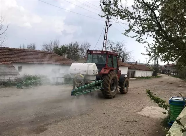 Edirne'deki bazı köyler tarım araçlarıyla dezenfekte ediliyor Edirne'deki bazı köyler tarım araçlarıyla dezenfekte ediliyor