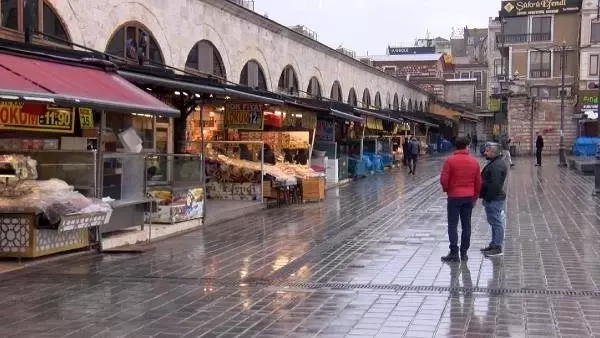 Eminönü sessizliğe büründü Eminönü sessizliğe büründü