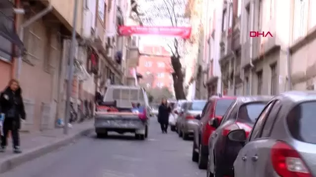 ’EVDE KAL’ ÇAĞRISI SONRASI ESKİYE DÖNÜŞ KAMYONETLERLE SEBZE-MEYVE SATIYORLAR
