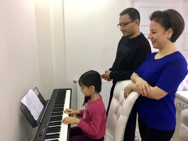 'Evde kal' klibi çektiler 'Evde kal' klibi çektiler