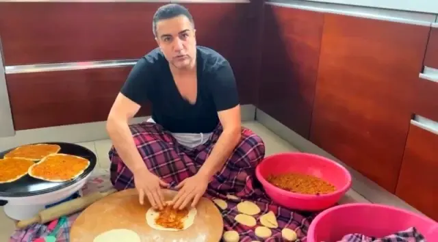 Evde lahmacun yaptı