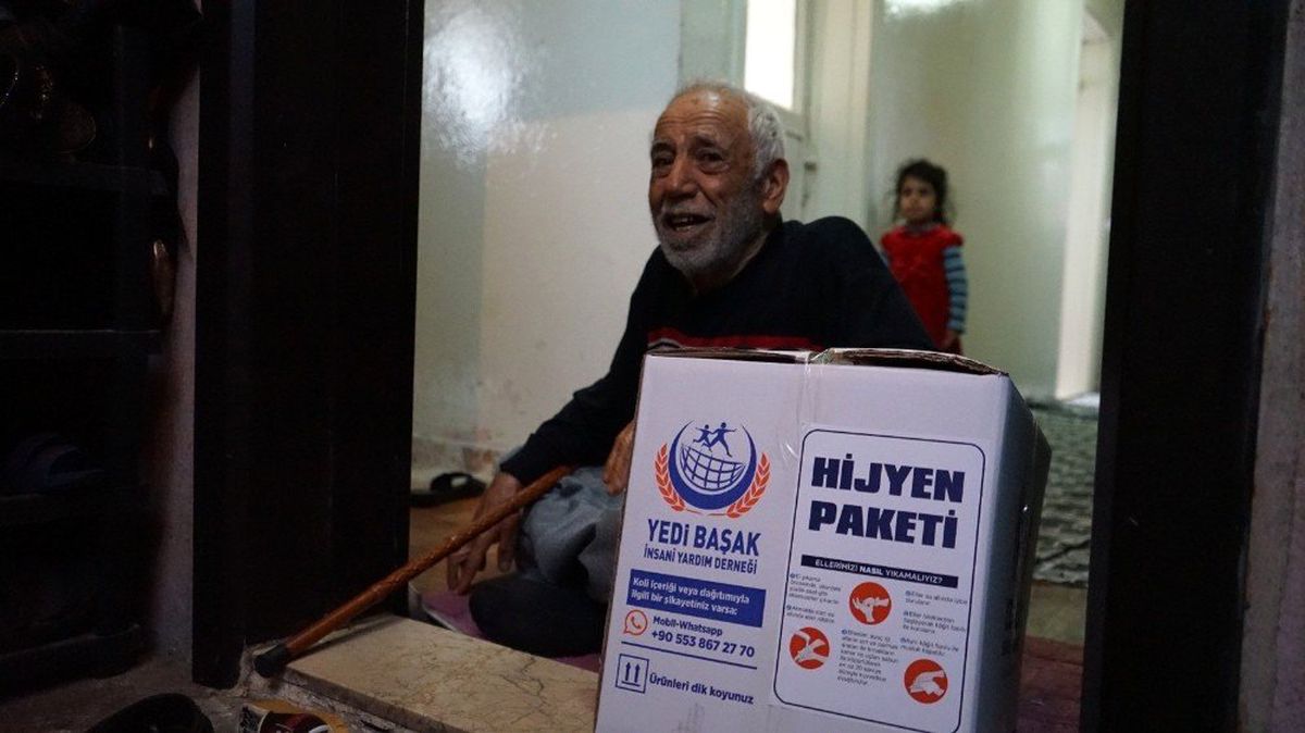 Evden çıkamayanlara gıda ve hijyen paketi Yedi Başak'tan