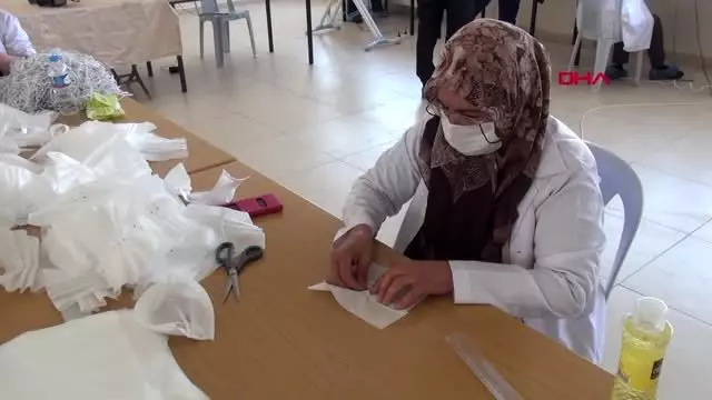 Felahiye'de kadınlarıh ürettiği maskeler ücretsiz dağıtılıyor Felahiye'de kadınlarıh ürettiği maskeler ücretsiz dağıtılıyor