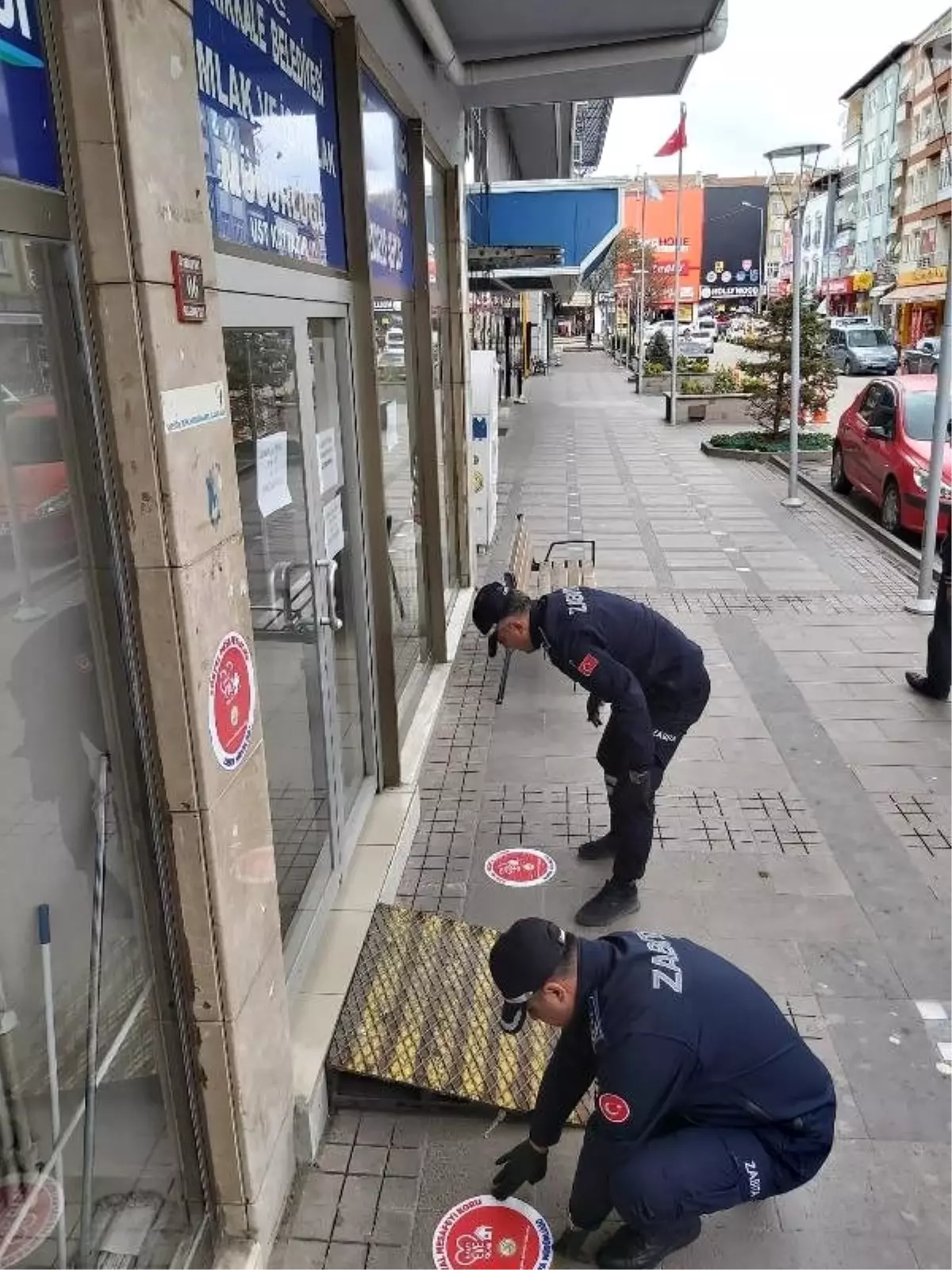 Kırıkkale'de sokaklara ' mesafeyi koru' çıkartmaları yapıştırıldı