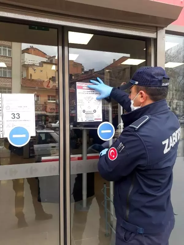 Kırıkkale'de sokaklara ' mesafeyi koru' çıkartmaları yapıştırıldı