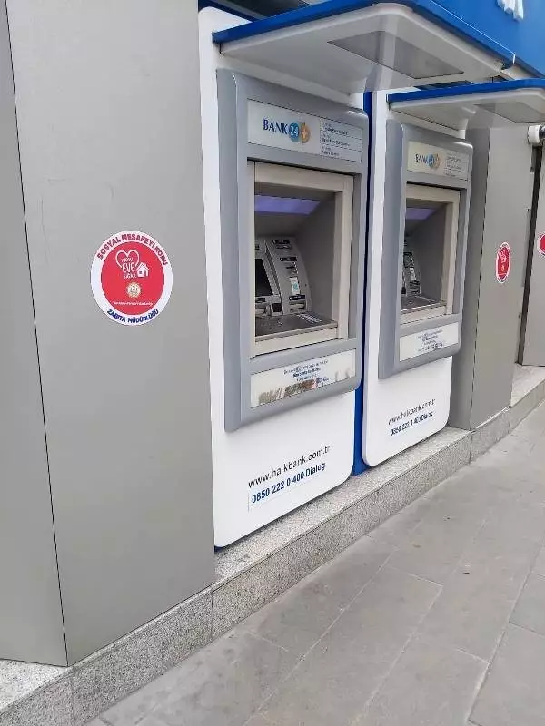 Kırıkkale'de sokaklara ' mesafeyi koru' çıkartmaları yapıştırıldı