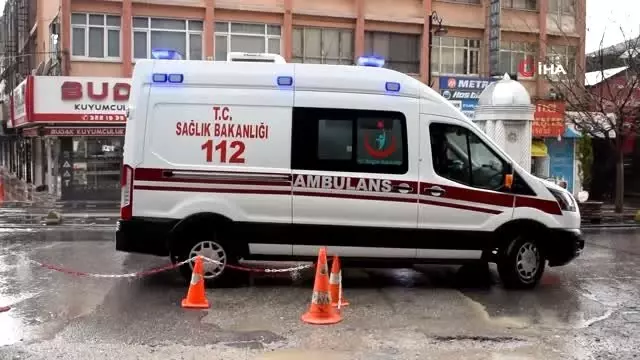 Malatya'da yasaklara uymayarak sokağa çıkan yaşlı adam fenalaşarak yere yığıldı Malatya'da yasaklara uymayarak sokağa çıkan yaşlı adam fenalaşarak yere yığıldı
