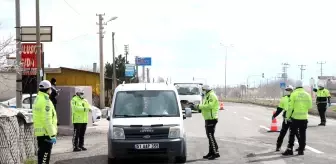 Kemerhisar: Niğde'de şehir girişlerindeki uygulama noktaları ve personel sayısı artırıldı Kemerhisar: Niğde'de şehir girişlerindeki uygulama noktaları ve personel sayısı artırıldı