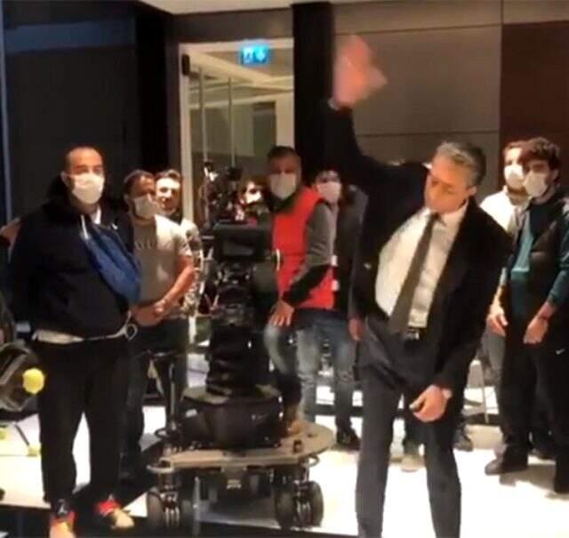 Nurgül Yeşilçay'dan sette korona şarkısını söyleyen Erkan Petekkaya'ya zehir zemberek sözler