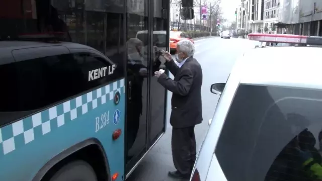 Otobüs şoförleri koronavirüs salgını sebebiyle 64 yaşındaki amcayı araca almadı Otobüs şoförleri koronavirüs salgını sebebiyle 64 yaşındaki amcayı araca almadı