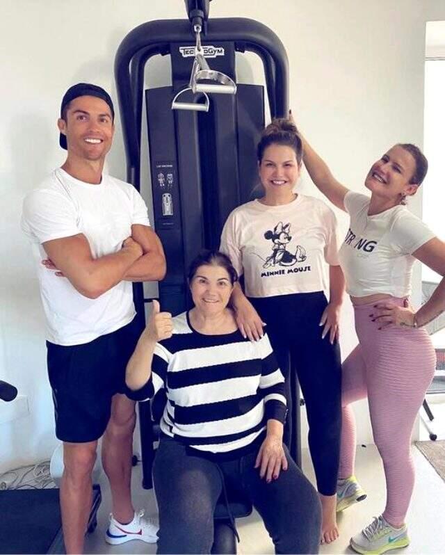 Ronaldo'nun felç geçiren annesi iyileşti ve taburcu oldu Ronaldo'nun felç geçiren annesi iyileşti ve taburcu oldu