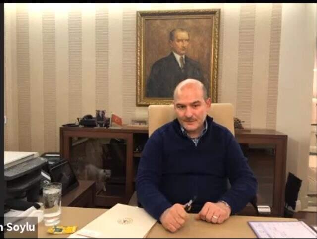 Süleyman Soylu'nun canlı yayınına kedi girdi Süleyman Soylu'nun canlı yayınına kedi girdi