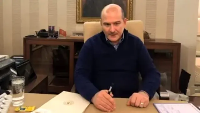 Süleyman Soylu'nun canlı yayınına kedi girdi Süleyman Soylu'nun canlı yayınına kedi girdi